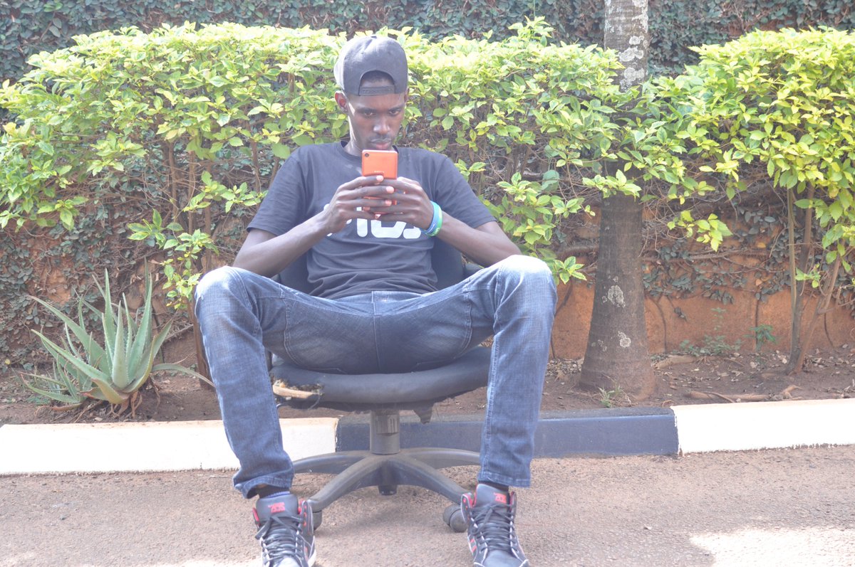 sureman28's tweet photo. #Checking Who Is #Online Anti #Faasi-Faasi Is Up On Air 4pm-7pm Post Down Your Greetings En Songs You Wanna Listen Too! #WeRunDCity 106.5 #DigidaFm Your Host #OmusamavuSureman #TumenyaRecord. https://t.co/0Gx6g9HHB6