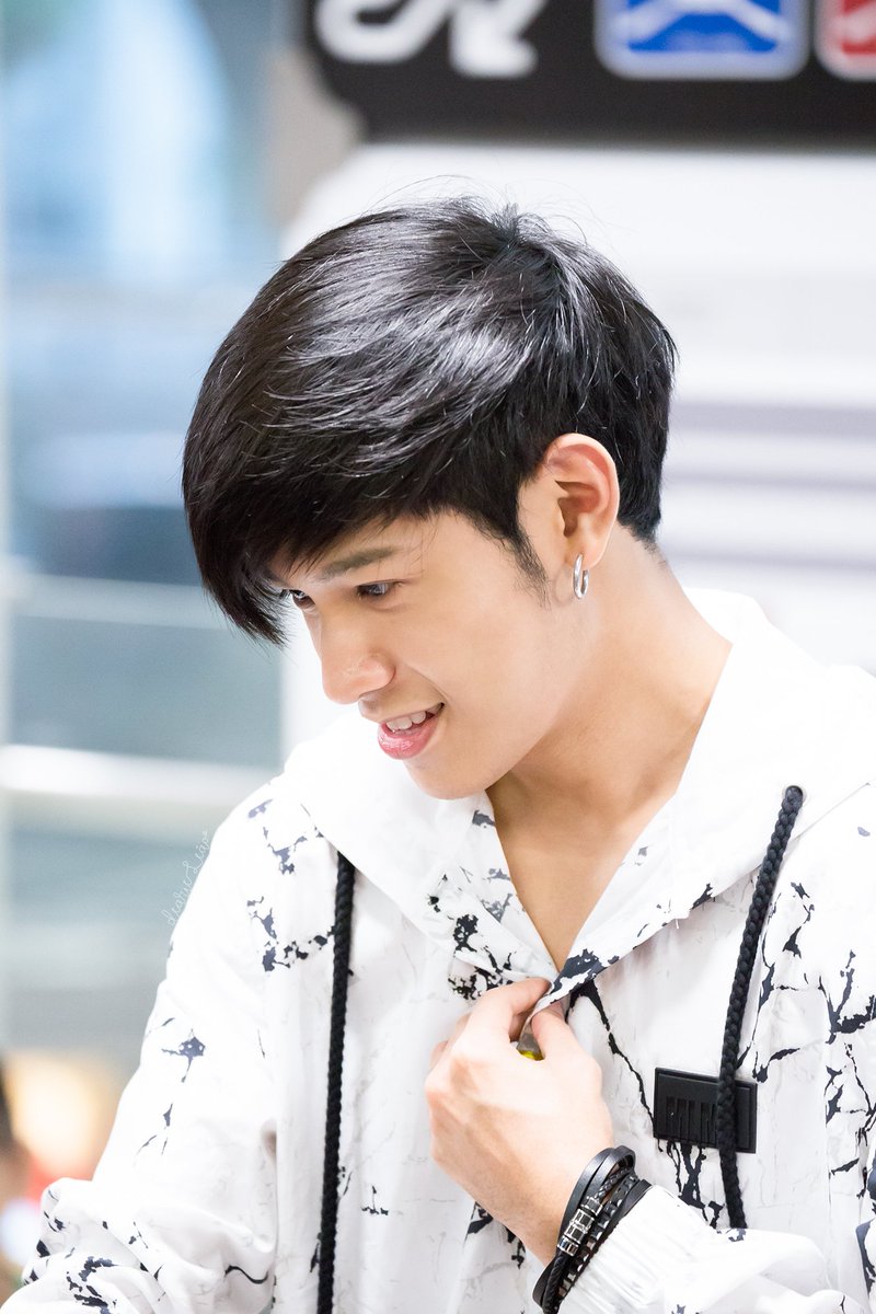 RT <a href="/dearie_leao/">dearieLeao~❤</a>: 1 8 0 3 1 8  ณ สุวรรณภูมิ •

<a href="/stjinx_maya/">[S]!MBA</a>
#SingtoPrachaya   ♥ 
-------------------------------------
😚😚😚😚😚