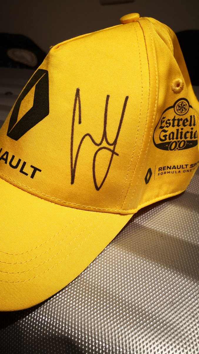 Casi se me olvida q al cerrar la maleta d Australia se quedó esta gorra firmada <a href="/Carlossainz55/">Carlos Sainz</a>  d #miarmario. Va, a ver si empezáis la temporada con fortuna. Follow, retuit y suerte #miarmario #mimaleta