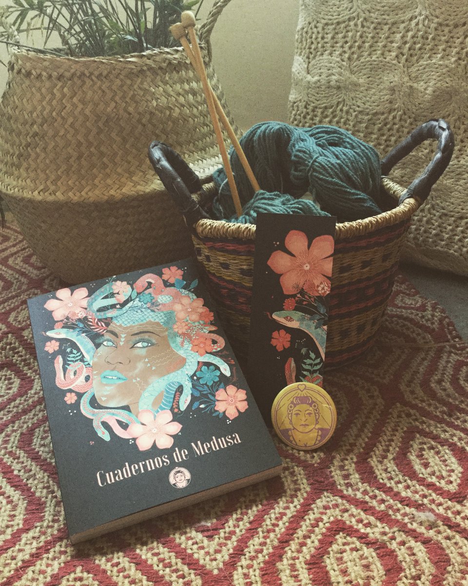 AmordemadreEd's tweet photo. Participa en el sorteo de UNA BUFANDA HECHA CON TODO EL AMOR DE MADRE (o sea, hecha por mi madre), EL LIBRO DE CUADERNOS DE MEDUSA, SU MARCAPÁGINAS Y UNA CHAPA. Para ello, dale RT a este tweet y síguenos en twitter. ¡Y YA ESTÁ! ¡ES INCREÍBLE! https://t.co/MvewjhSULL