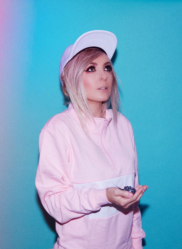 JessicaNigri's tweet photo. What's happening? https://t.co/0Cdfh54wsE