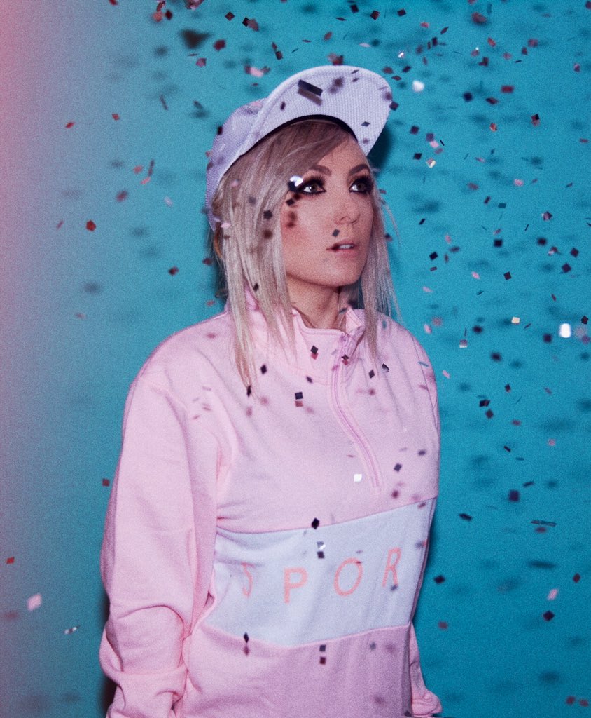 JessicaNigri's tweet photo. What's happening? https://t.co/0Cdfh54wsE