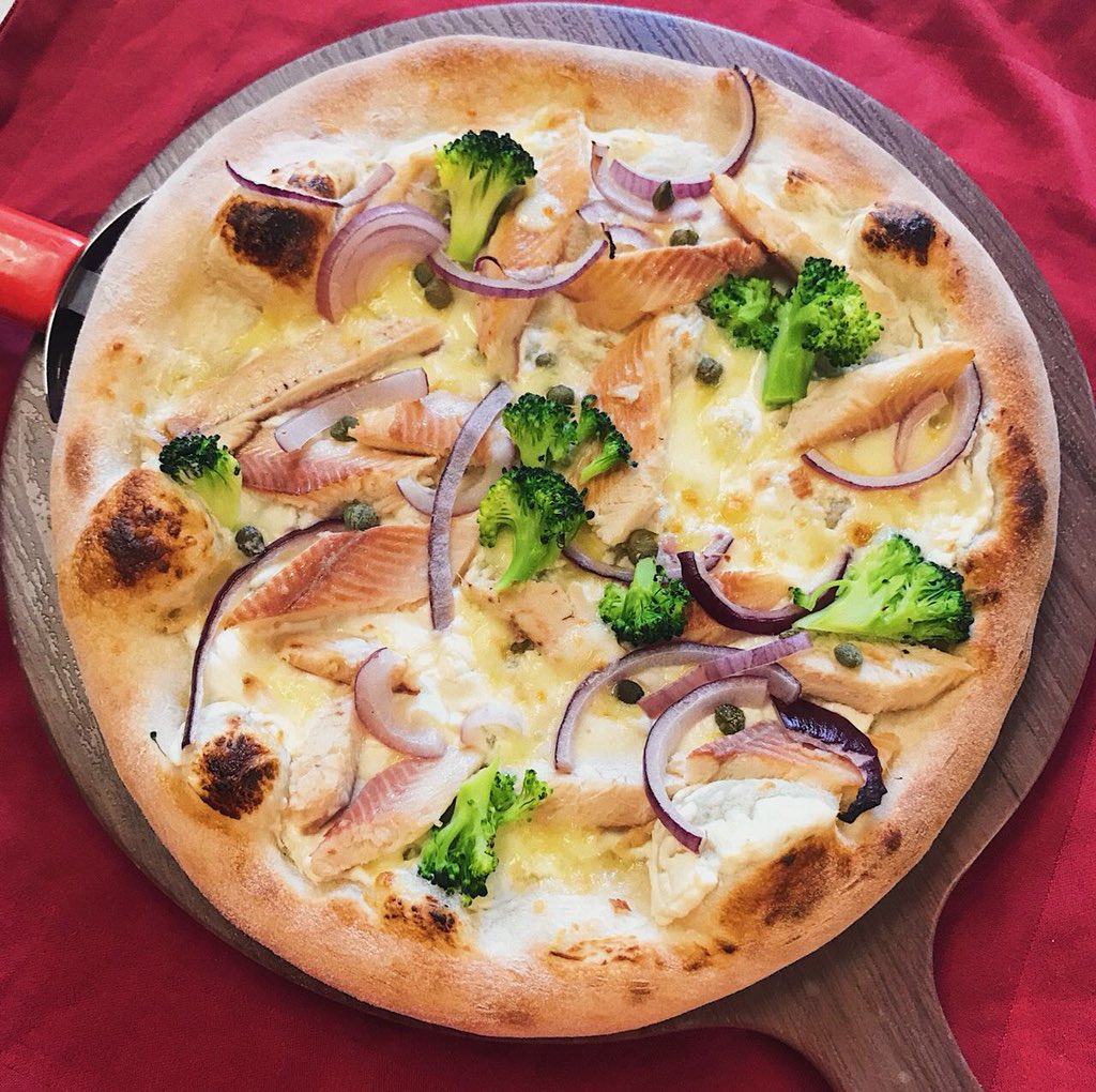 Pizza Gulpdal met crème fraiche, gerookte forel, mozarella, broccoli, kappertjes en rode uien #pizza #slenaken #Dinero