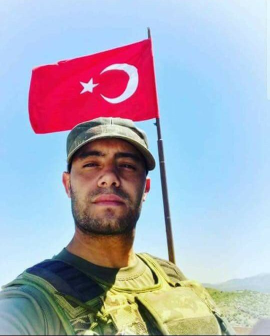 Diyarbakır’da şehit olan jandarma uzman çavuş Sergen Çakmak bugün İzmir Beşikçioğlu camisinden sonsuzluğa uğurlanacak. Çakmak’a Allah’tan rahmet, ailesine ve 80 milyon yakınına başsağlığı diliyoruz.