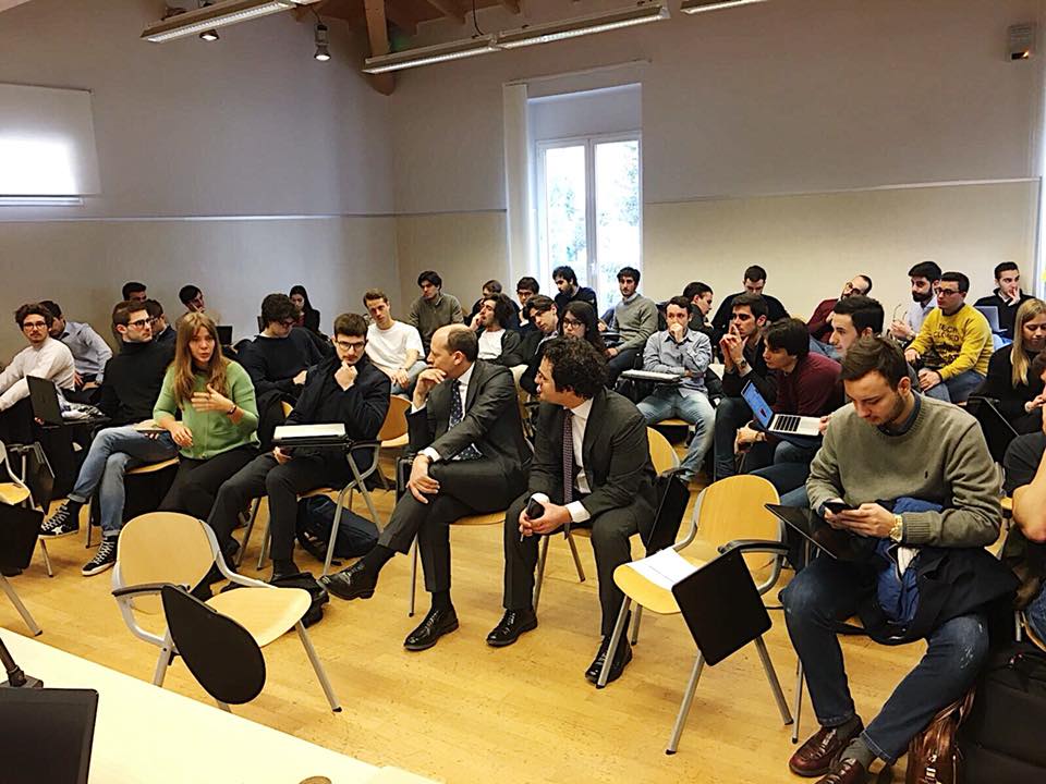 Italiacamp's tweet photo. Un ospite d’eccezione all’#InvestingForGoodLab 🥇  In aula c’è Mauro #Baldissoni, Direttore Generale dell’@OfficialASRoma, per cui abbiamo realizzato il primo bilancio d’impatto di una società calcistica italiana 📈🐺 https://t.co/zRWwqa2i5q