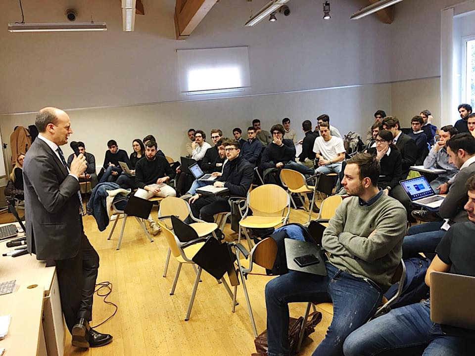Italiacamp's tweet photo. Un ospite d’eccezione all’#InvestingForGoodLab 🥇  In aula c’è Mauro #Baldissoni, Direttore Generale dell’@OfficialASRoma, per cui abbiamo realizzato il primo bilancio d’impatto di una società calcistica italiana 📈🐺 https://t.co/zRWwqa2i5q