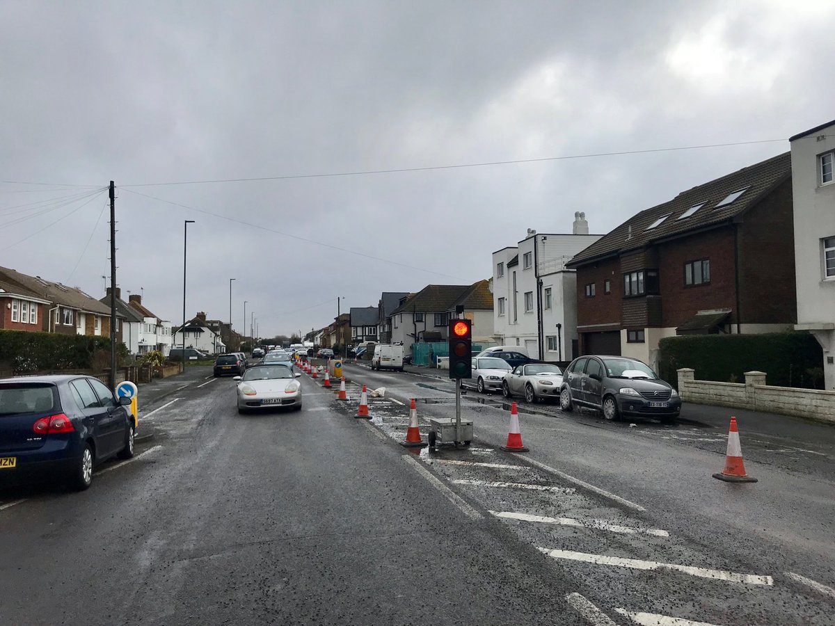 brightonsnapper's tweet photo. Good old @SouthernWater causing chaos on the roads with a fixed leak but leave the traffic lights in place so every driver can suffer at rush hour #hourdelay #A259shoretolancing @SussexTW @Shoreham_Herald @bb https://t.co/dV4l2NRd8m