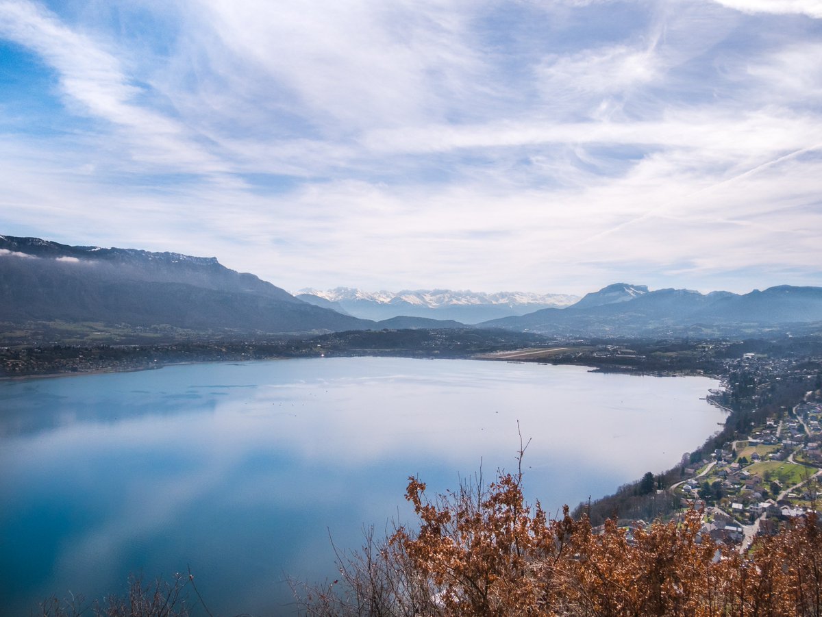 tas2cailloux's tweet photo. Le #Printemps qui arrive  !!!
On peut même dire que #LeBonheurCestSimpleComme ce paysage :)

#paysage #lac #bourget https://t.co/JM8nwYXzdM