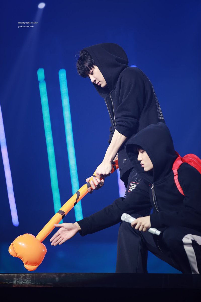 chanyeolit's tweet photo. 180317 The ElyXion in Bangkok 🇹🇭 찬열 / #찬열 #엑소 #EXO #엑소찬열 #CHANYEOL  ✨찬열✨ 나이스샷⛳️🏌️‍♂️⛳️ https://t.co/2XhLvY4VAY