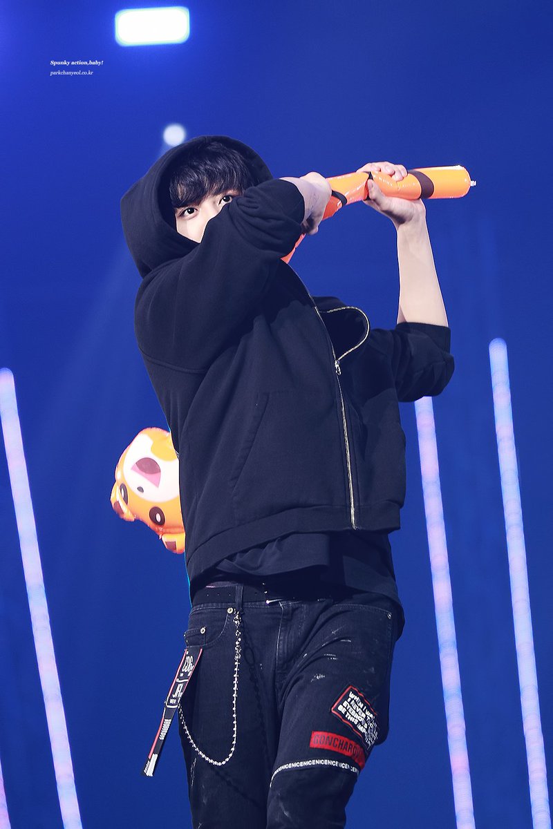 chanyeolit's tweet photo. 180317 The ElyXion in Bangkok 🇹🇭 찬열 / #찬열 #엑소 #EXO #엑소찬열 #CHANYEOL  ✨찬열✨ 나이스샷⛳️🏌️‍♂️⛳️ https://t.co/2XhLvY4VAY