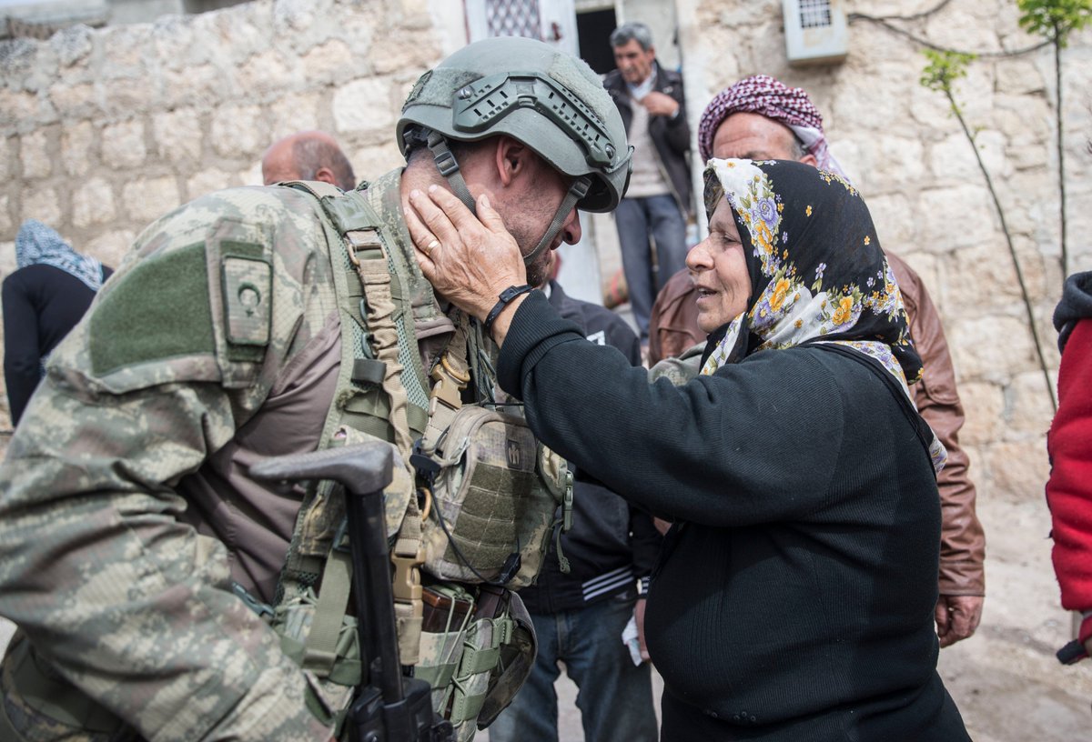aa_balkans's tweet photo. Nakon oslobađanja: Stanovnici Afrina pozdravljaju turske vojnike https://t.co/dXF6waQII0
#Afrin #TSK #MaslinovaGrana #AfrinOperation #OliveBaranchOperations #Turska #vojska https://t.co/kQbIIM6oPH
