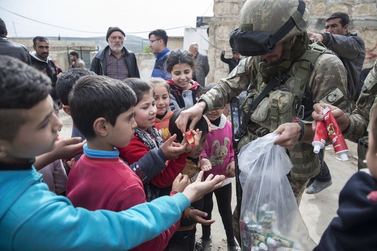 aa_balkans's tweet photo. Nakon oslobađanja: Stanovnici Afrina pozdravljaju turske vojnike https://t.co/dXF6waQII0
#Afrin #TSK #MaslinovaGrana #AfrinOperation #OliveBaranchOperations #Turska #vojska https://t.co/kQbIIM6oPH