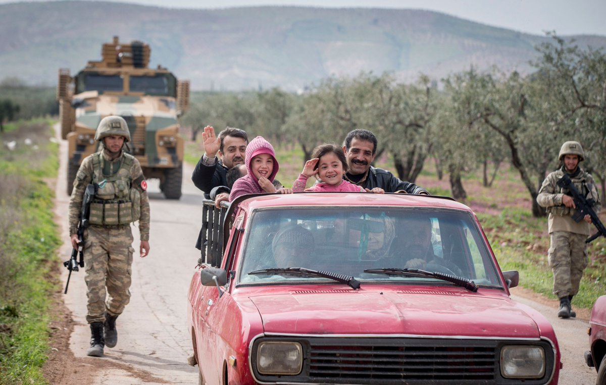 aa_balkans's tweet photo. Nakon oslobađanja: Stanovnici Afrina pozdravljaju turske vojnike https://t.co/dXF6waQII0
#Afrin #TSK #MaslinovaGrana #AfrinOperation #OliveBaranchOperations #Turska #vojska https://t.co/kQbIIM6oPH