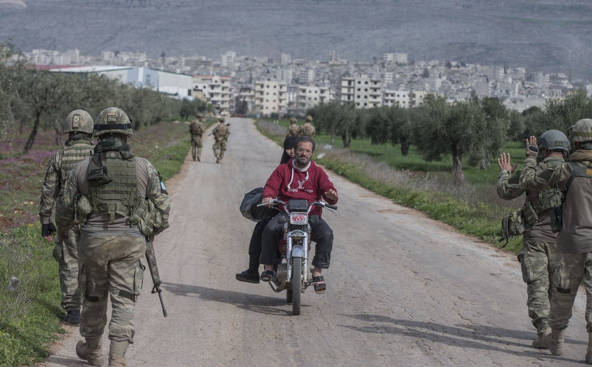 aa_balkans's tweet photo. Nakon oslobađanja: Stanovnici Afrina pozdravljaju turske vojnike https://t.co/dXF6waQII0
#Afrin #TSK #MaslinovaGrana #AfrinOperation #OliveBaranchOperations #Turska #vojska https://t.co/kQbIIM6oPH