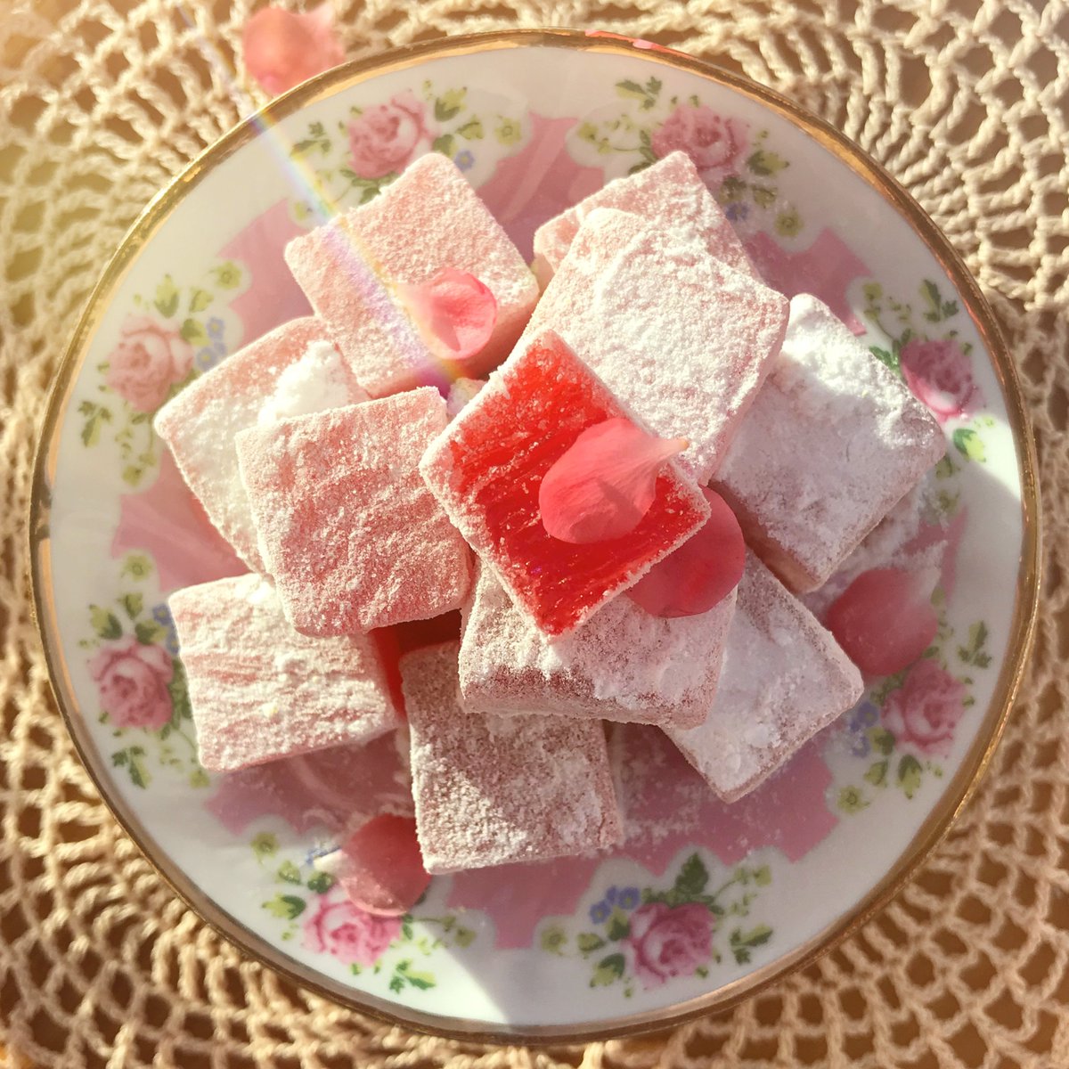 Looks like the sweetness of our #Turkishdelights attracts even tiny rainbows 🌈

Shop now for our latest Easter offers on all of the Turkish Delight range.

👇🏾
ozerlat.co.uk/store/turkish-…

#tuesday #rainbow #sweet