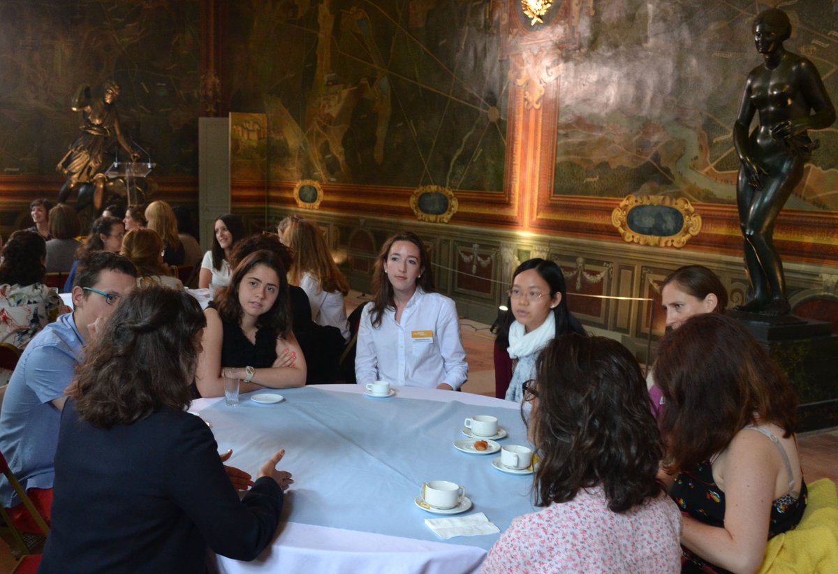 FHA_Festival's tweet photo. Le #FHA18 fera également la place belle aux jeunes chercheurs : en effet, pour la 7e fois consécutive des jeunes européens seront réunis pendant 3 jours grâce à @FondaHippocrene ; et suite au succès de l'année dernière, le concours #MR180 organisé par les @AmisFha est reconduit https://t.co/nO9vLnNnWB