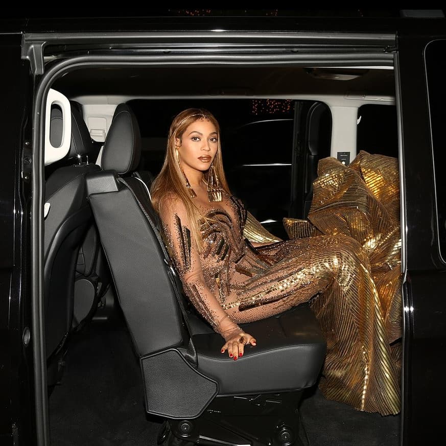 shanepeacock's tweet photo. That's how you make an entry @Beyonce .(In a falguni Shane peacock custom made gown ) https://t.co/HsI5xzP63H