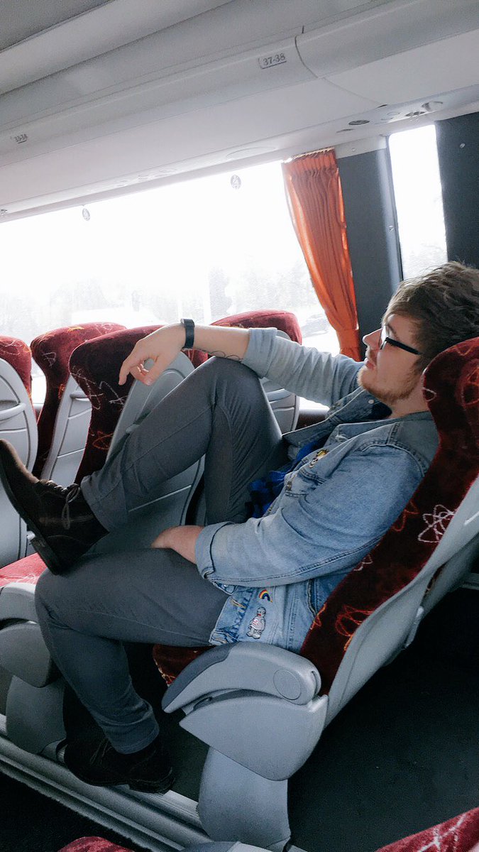 Aaroonio's tweet photo. No leg room.
#TallGuyProblems
#SurprisinglyComfortable https://t.co/2S7FFkzHVB