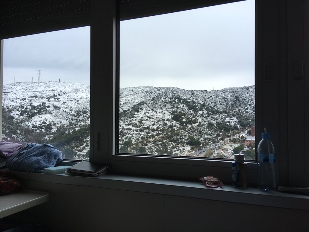 Patry_bcn24's tweet photo. Despertar en el hospi y que esté todo nevado, que frioooo https://t.co/dXEBnoPfbI