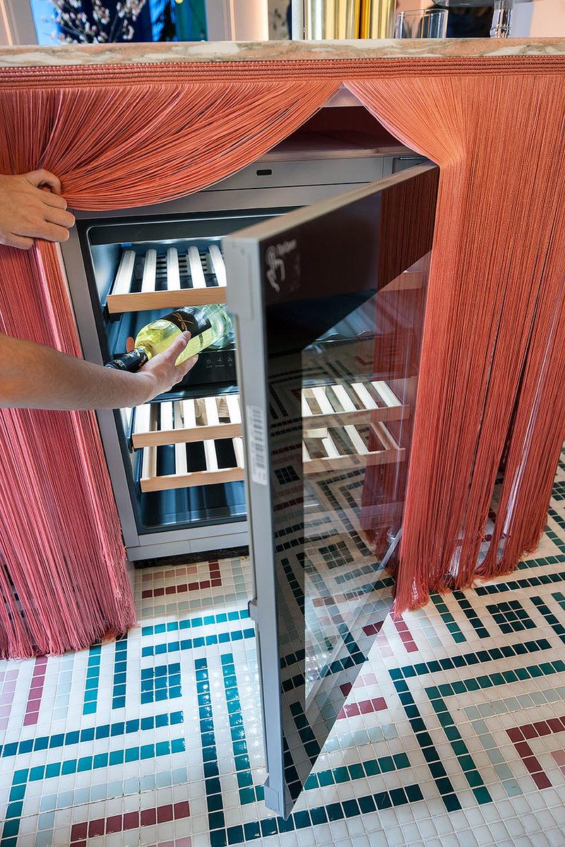 CasaDecor's tweet photo. Detalles que no puedes perderte en la cocina "Osadía, rebel kitchen" de #PatriciaBustos en #CasaDecor2018: flecos rosas que esconden el refrigedaror @Liebherr_es, sobre la mesa la vajilla y cristalería de @VilleroyBochES y los mecanismos eléctricos @GIRAEsp que aportan modernidad https://t.co/vz98OqLFVO