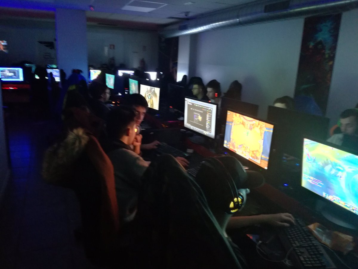 GamersDeBCN's tweet photo. ¡Buenos días gamers!
¿Hay ganas de otro viernes para repetir esto?😎
#somosgdegamers https://t.co/iqTtwe4k1d