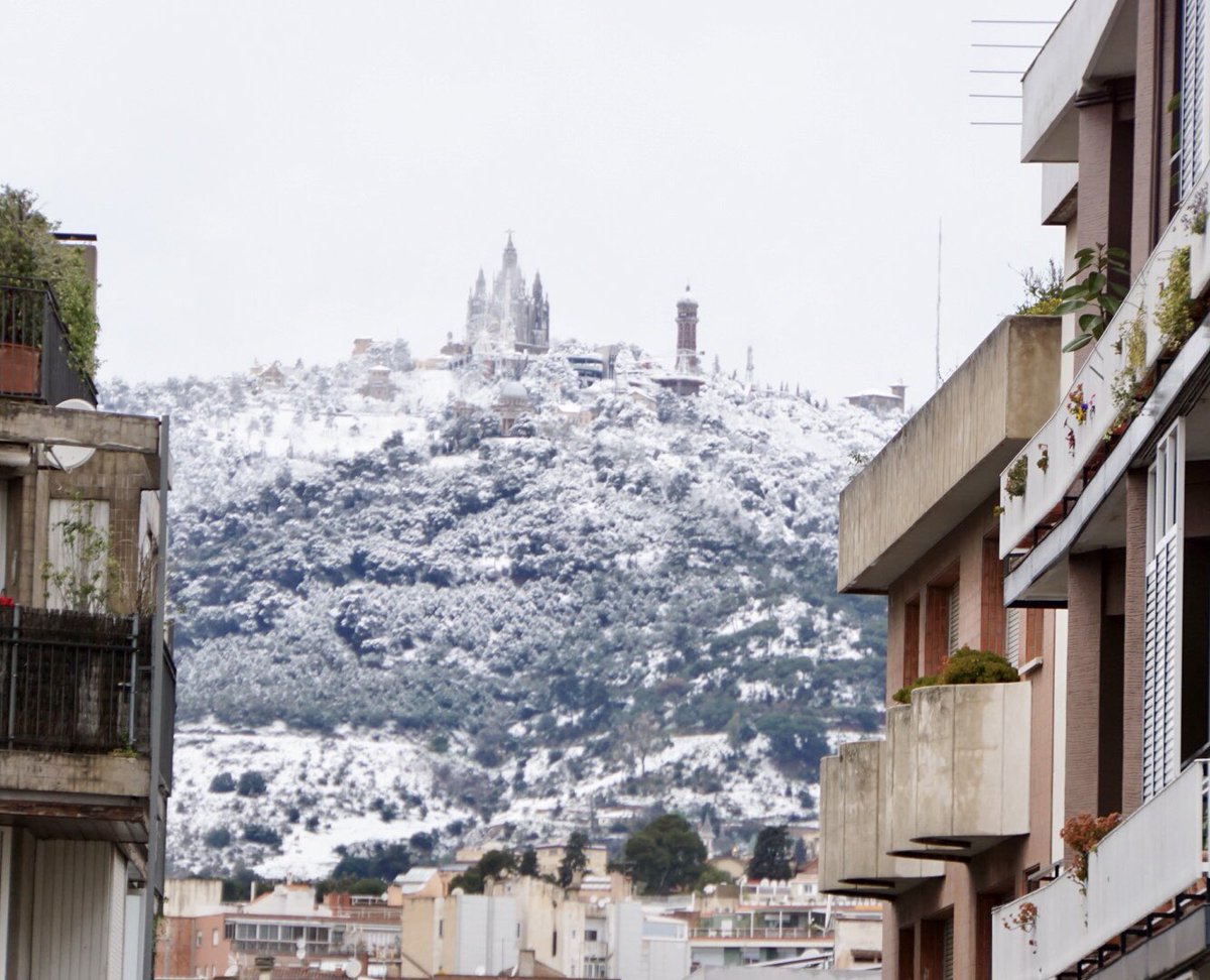 Hoy comienza la #Primavera, es el #DíaDeLaFelicidad... y #Barcelona amanece nevada #Tibidabo 🙂🙂