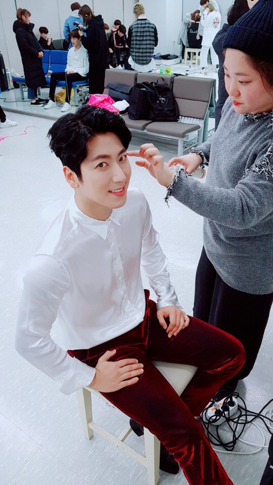 #더쇼 sbs mtv #theshow 이게 얼마만인가!!!  즐겁다^^ 
잠시후 6:30부터 본방 사수 많이 해주세요~~ 🎤 #한평만 #현상    日本も叫び ^___^