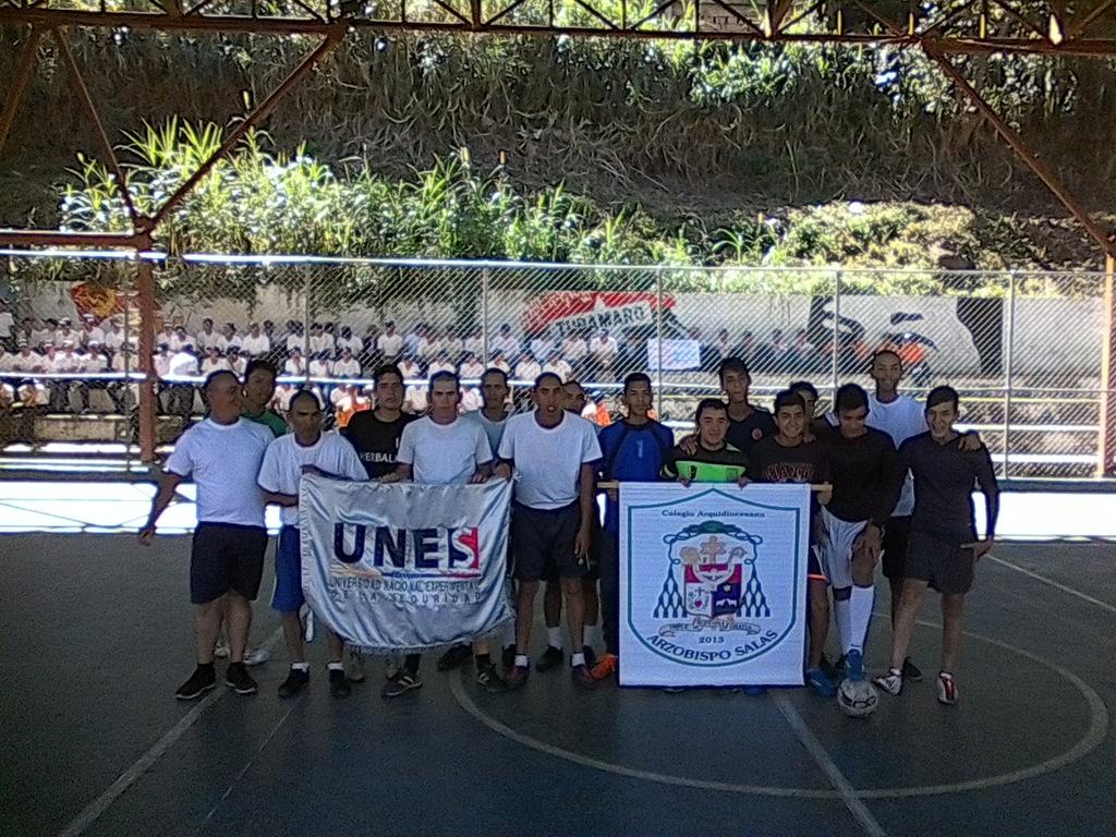 CIVSUNESMerida's tweet photo. Desde la @CIVSUNESMerida se realizó Encuentro Deportivo y Recreativo con jóvenes de la poligonal y nuestros estudiantes, para vincularlos desde ahora y facilitar el binomio Cuerpos de Seguridad-Comunidad en la prevención del delito.! https://t.co/qxnAOy1C8d