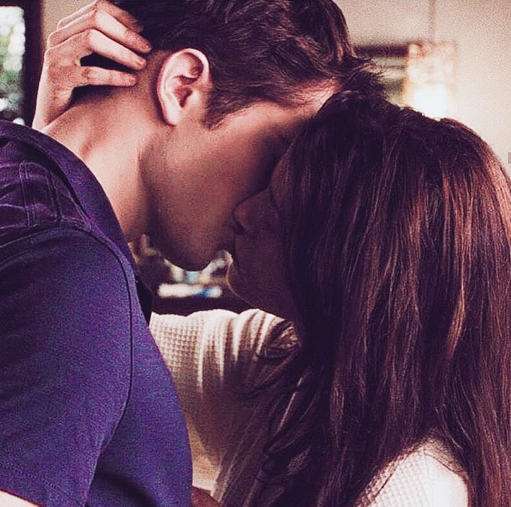 KrisandRobs's tweet photo. Kiss of love 💋👇 https://t.co/ZbiLNwKuvs