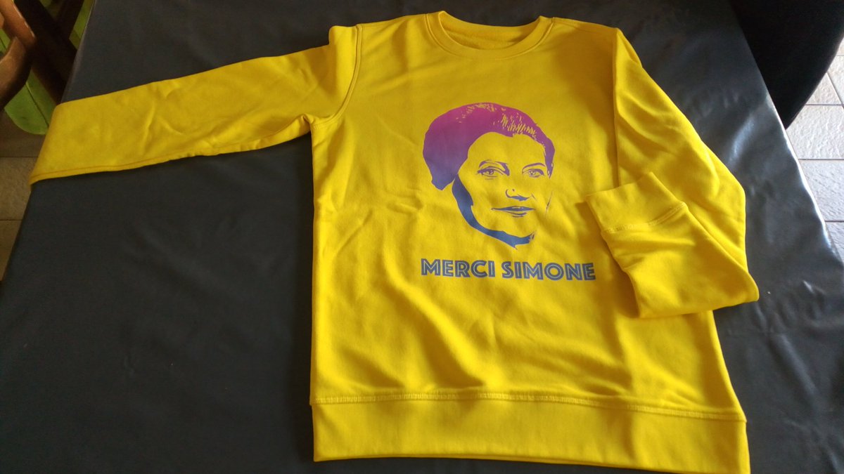 CamilleLachenal's tweet photo. Avec la grève de #LaPoste #Rennes je n'ai reçu mon sweat #MerciSimone qu'aujourd'hui ^^ c'est pas grave, je suis trop contente ! Merci @MerciSimoneArt #8mars2018 #8mars https://t.co/L4IynjE2Wa