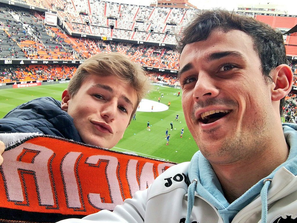 3/5

<a href="/pablito_vlc_95/">P. López</a>, que aprovechó los prolegómenos para participar en nuestro sorteo 

#BLUselfieMestalla