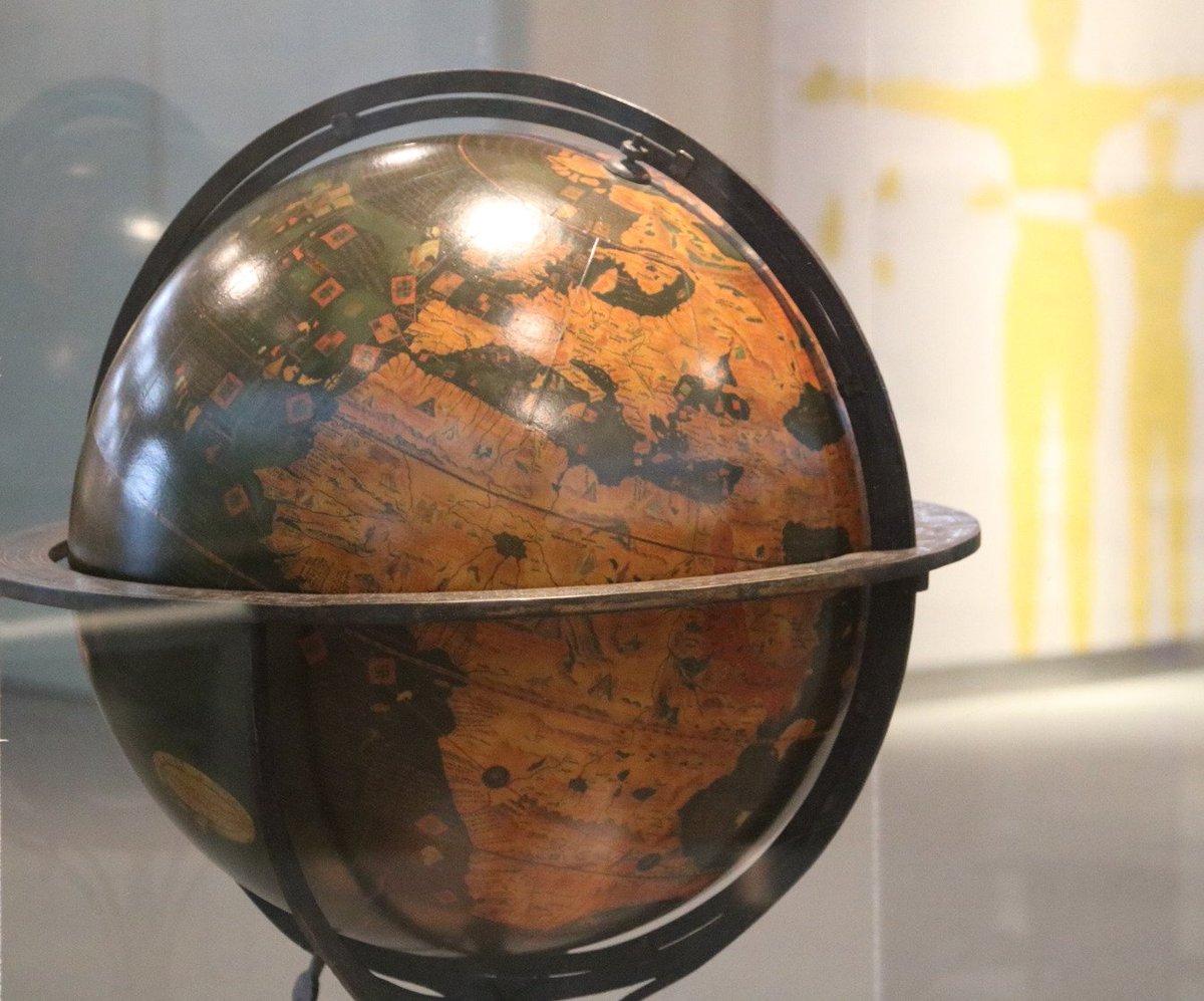 国土地理院 現存する最古の地球儀 ベハイムの地球儀 レプリカ 作製は1492年 新大陸発見前の世界感 アメリカ大陸は描かれていませんが 地軸の傾きは表現されています 大航海時代の世界を読み解き 歴史ロマンを感じてみませんか 地図と測量