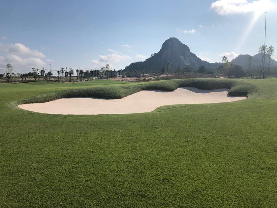 CheeChanGolf's tweet photo. Bunkers standing out in full glory against the blue skies after being freshly edged https://t.co/DAjV7UAY9n