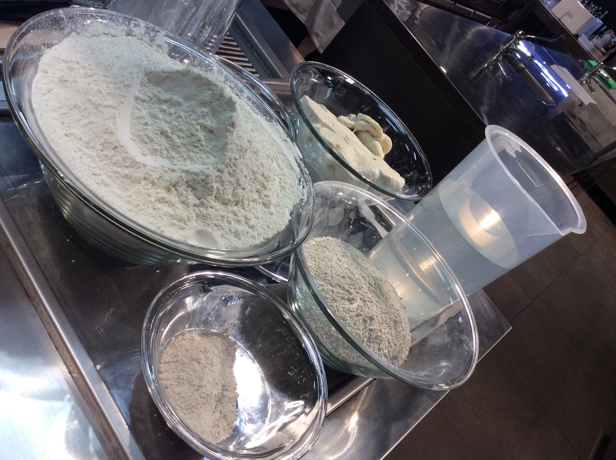 metroacademy's tweet photo. Impasto pizza tonda con biga .....fatto! https://t.co/crlIzdnPxi