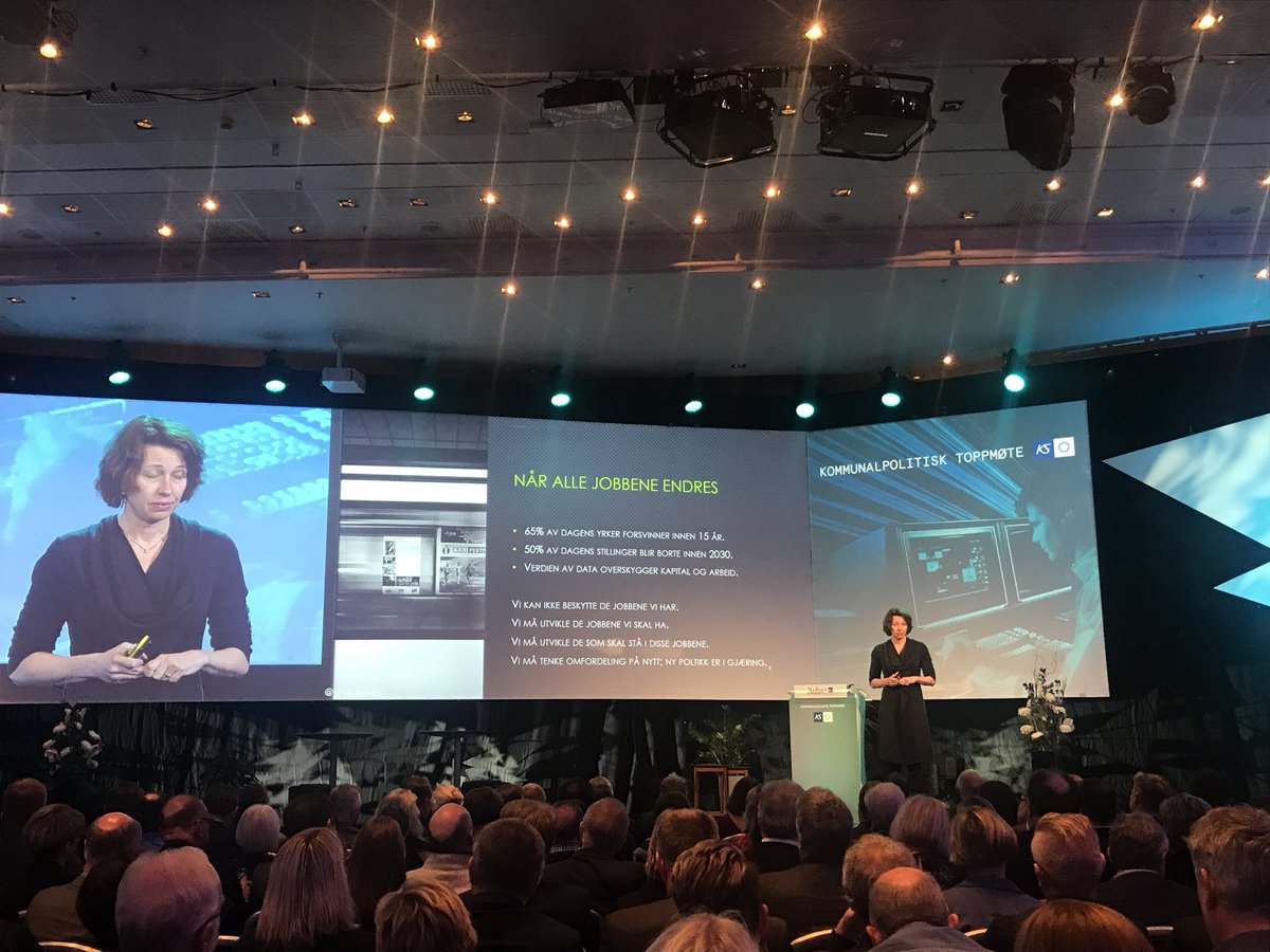KFalkgard's tweet photo. «Ingen grunn til panikk» Det digitale toget har ikke gått, det går nye tog hele tiden, problemet er å velge riktig tog iflg @SilvijaSeres #Kommunalpolitisktoppmøte https://t.co/M4Nn01xXPj