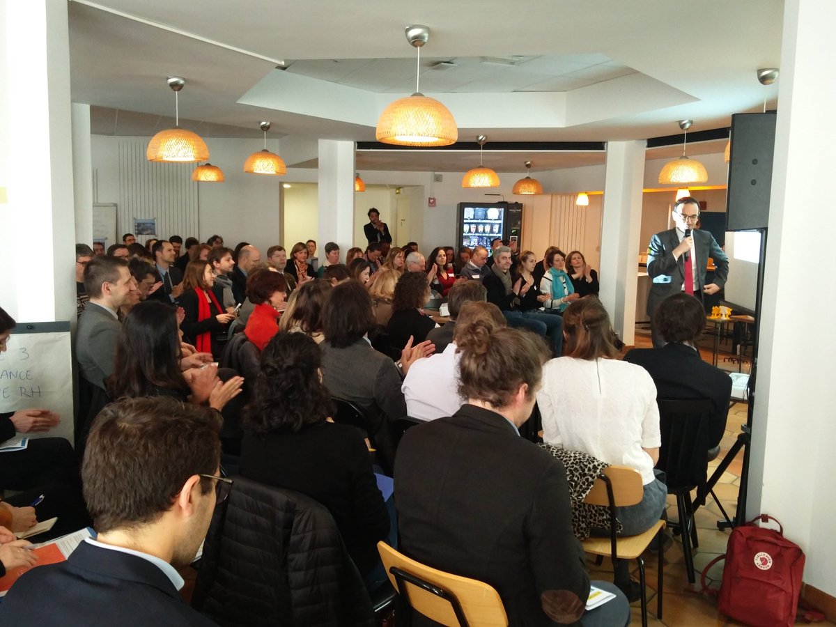 LaBase_NA's tweet photo. Salle pleine et top départ de la cousinade de l' #innovationpublique ! Idées fortes : personnalisation du #servicepublique #transparence #empowerment #horizontalisation #Confianceàpriori #numérique #collaboratif https://t.co/8XEtpqV0ef
