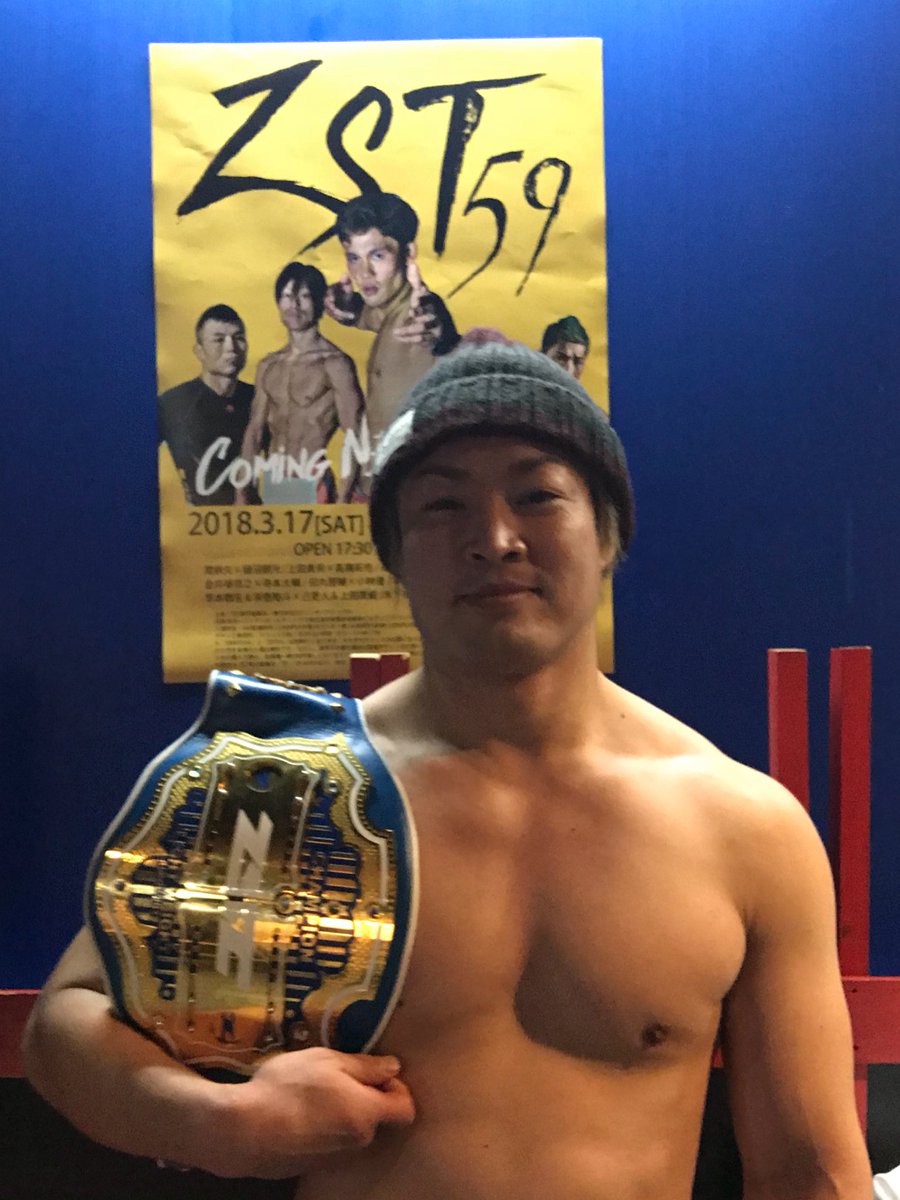 zst_info's tweet photo. 「ZST.59」の開場時に急遽撮影会やりますと告知したものの途方にくれ、お客さんにパンフレットを配りはじめたライト級王者、平信一(綱島柔術)選手の写真を貼っておきます
#ZST59 #子供さんだけには人気あります https://t.co/dlYCCbEaPB