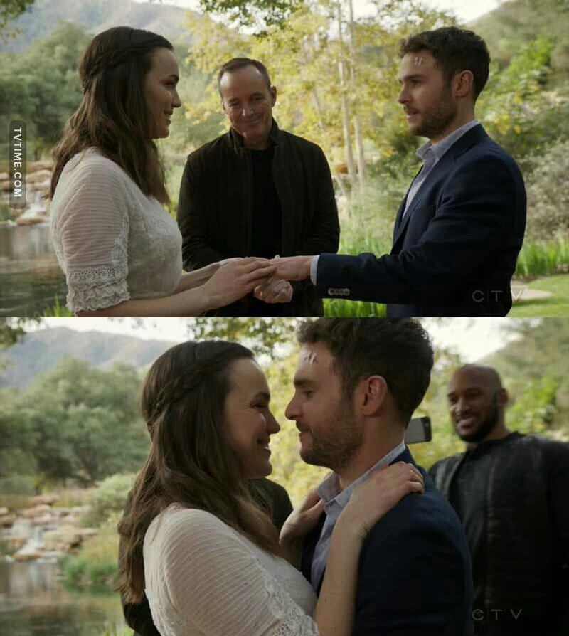 _walkingthewire's tweet photo. Dopo 100 episodi ce l'hanno fatta: finalmente i #FitzSimmons sono marito e moglie 🎉💐💕 #AgentsofSHIELD #AgentsofSHIELD100 https://t.co/UvEIl1ZbOR