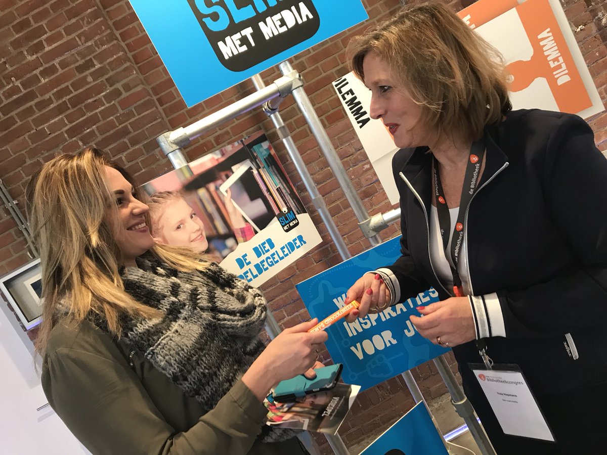 SlimmetMedia's tweet photo. Stephanie van @ProBiblio ontvangt onze eerste Tony! Wil je er ook een? Kom dan naar onze stand op @biebcongres https://t.co/2lS2RWsux4
