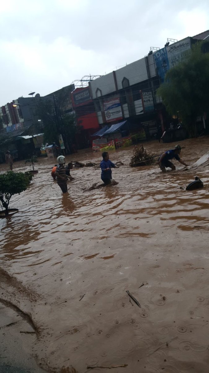 Lewat jalan Cicaheum hati-hati banjir ada tanggul yang jebol.