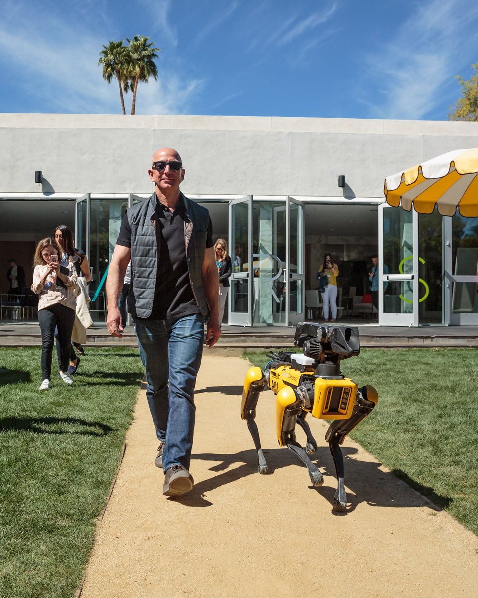 this_blowws's tweet image. Here's a robot playing beer pong with Amazon founder @JeffBezos #MARSconference wp.me/p9c9NQ-e7