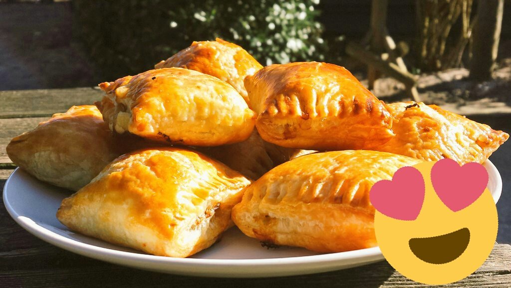 ZbRefaja's tweet photo. Mmmmm....We hebben met de kookgroep heerlijk saucijzenbroodjes gemaakt😀😀 https://t.co/G3uvmOQHjZ