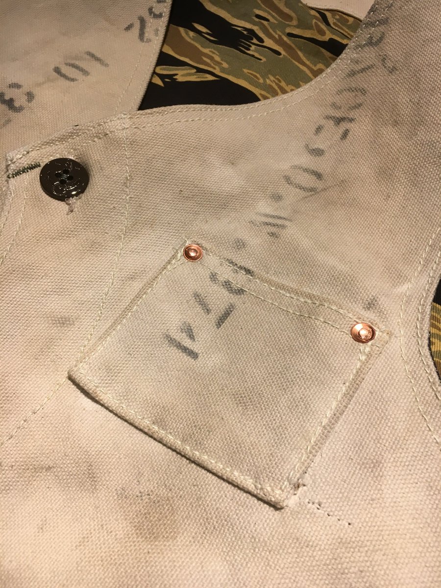marvelous_young's tweet photo. Marvelous Poseidon vest

Use vintage  WW2 US NAVY white duffel bag 
keep original stencil 
inside Cloth is repo golden tiger stripe 

#usn #navy #ww2 #vest #背心 #狩獵 #水兵袋 #Poseidon #canvas #海神 #海錨 #golden_tiger_stripe #vn #special_force #navy_seal #古著 #布邊 https://t.co/iVt8UBHcfh
