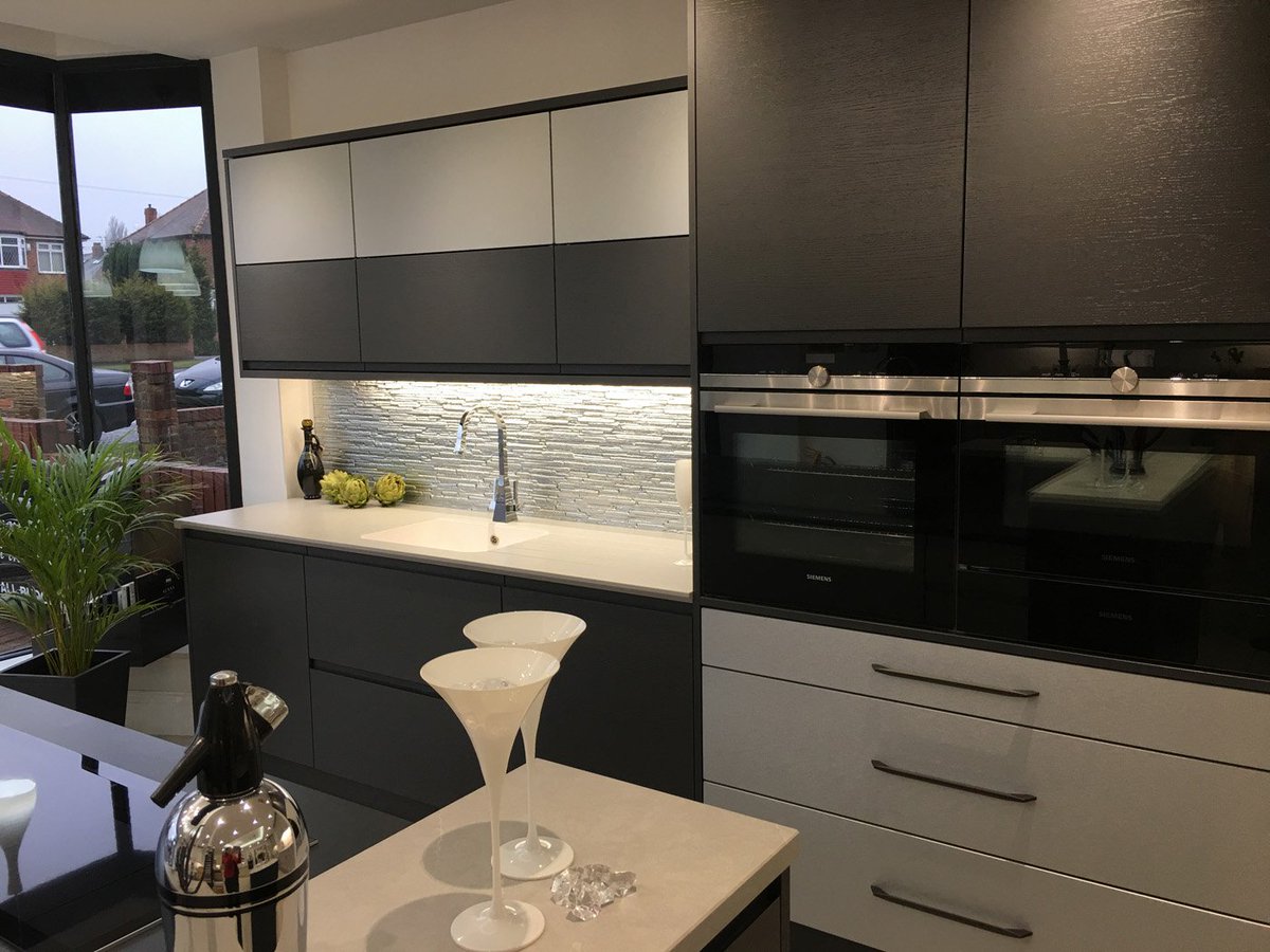 DECOGLAZE's tweet photo. @DECOGLAZE DecoKiln Slate texture painted in Silver metallic colour, 8mm toughened artisan glass splashback fitted in @OkiKitchens , matches perfectly with the taps and the outside of the oven of this beautiful kitchen. Add the ‘WOW’ factor to your kitchen! #kitchendesign #home https://t.co/Mpowg2ozXT