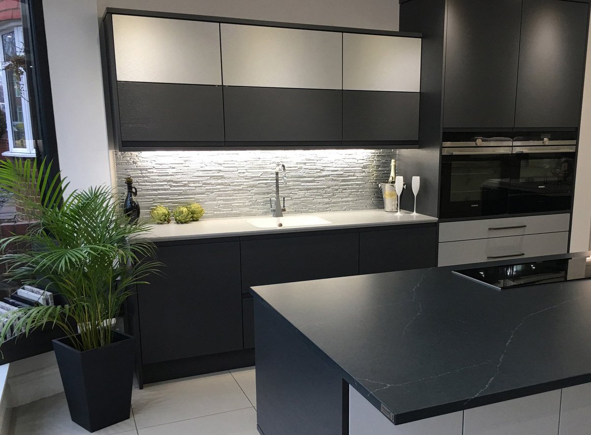 DECOGLAZE's tweet photo. @DECOGLAZE DecoKiln Slate texture painted in Silver metallic colour, 8mm toughened artisan glass splashback fitted in @OkiKitchens , matches perfectly with the taps and the outside of the oven of this beautiful kitchen. Add the ‘WOW’ factor to your kitchen! #kitchendesign #home https://t.co/Mpowg2ozXT