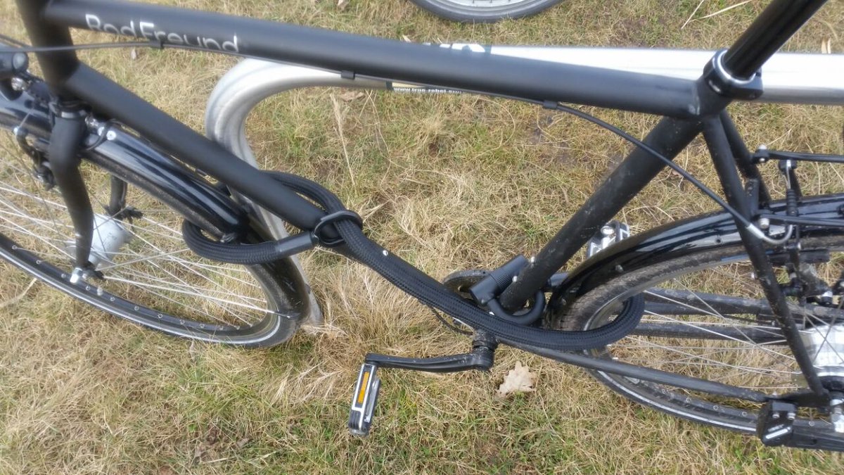 texlock's tweet photo. Dieses tolle Anwendungsbeispiel haben wir von @kartopfel geschickt bekommen. Fahrradrahmen plus Vorder- und Hinterrad sind safe mit einem #texlock Größe M an einem festen Gegenstand befestigt. Besser gehts nicht oder? 😊🔐🚲 #bikelock #staysafe https://t.co/188WQTX13U