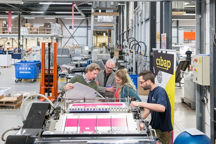 Studenten #stansen zelfontworpen #snoepverpakking bij <a href="/zalsman/">zalsman</a>: ow.ly/ceuC30j2SDM <a href="/Cibap/">Cibap vakschool</a> #samenwerking