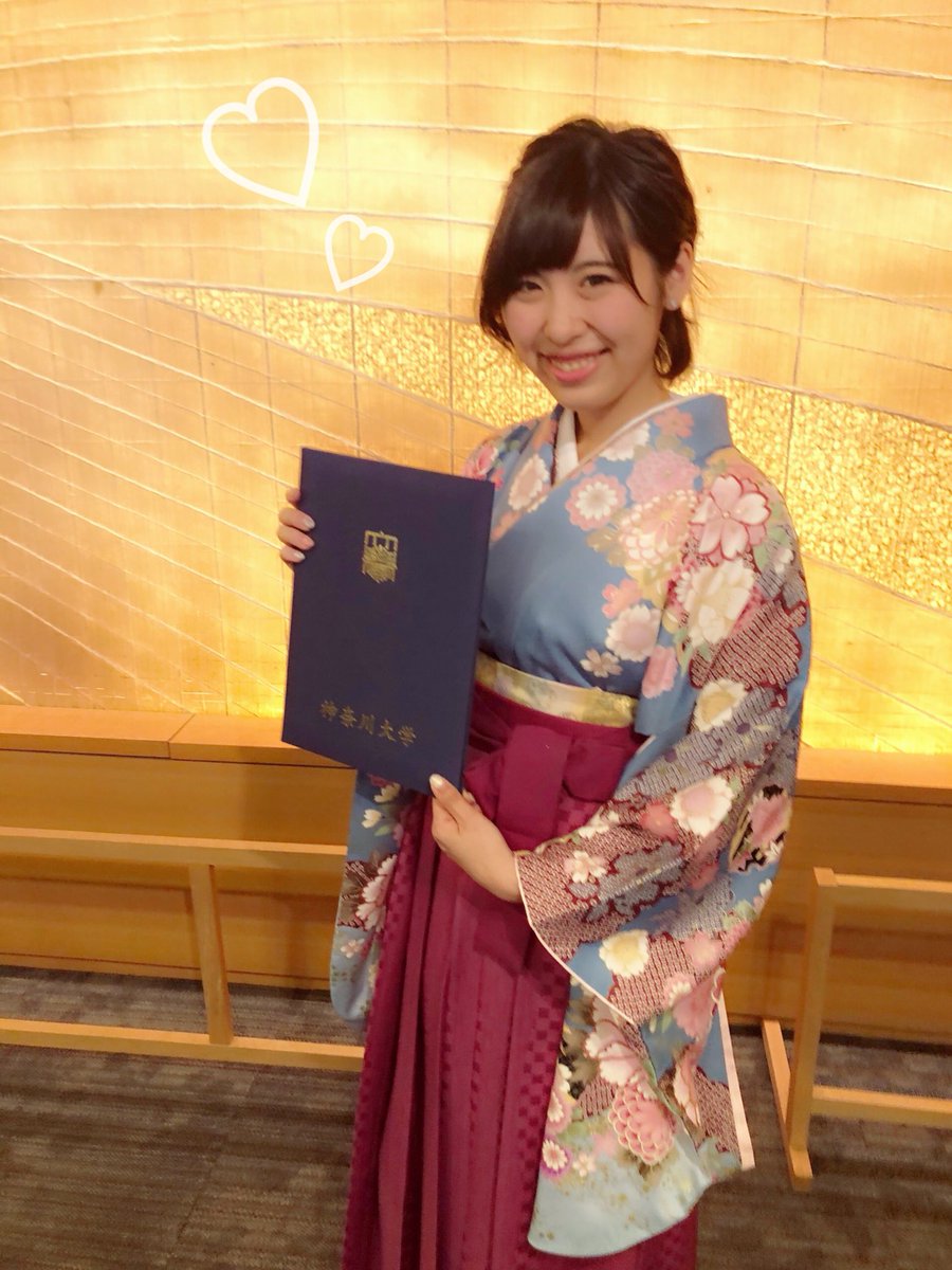 makotechi's tweet photo. 昨日で無事に大学卒業できましたん！頑なの意志で4年1回も学校行かないように履修組んで、1年間遊び倒してきたけどもうあと2週間で社会人。信じられない😂そんなこんなで久しぶりだったのにみんな忘れないで話してくれて嬉しかった🙌💕笑 和史も2年間だけど、大学生活1番ありがと🤗💟♡ https://t.co/Uti3xJe96s