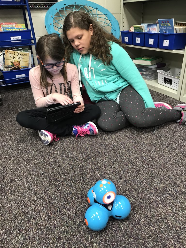 LABridgeford3's tweet photo. Dash robots @bmhanson7 #gfpsla #teamwork https://t.co/ZJhUWtZNYt