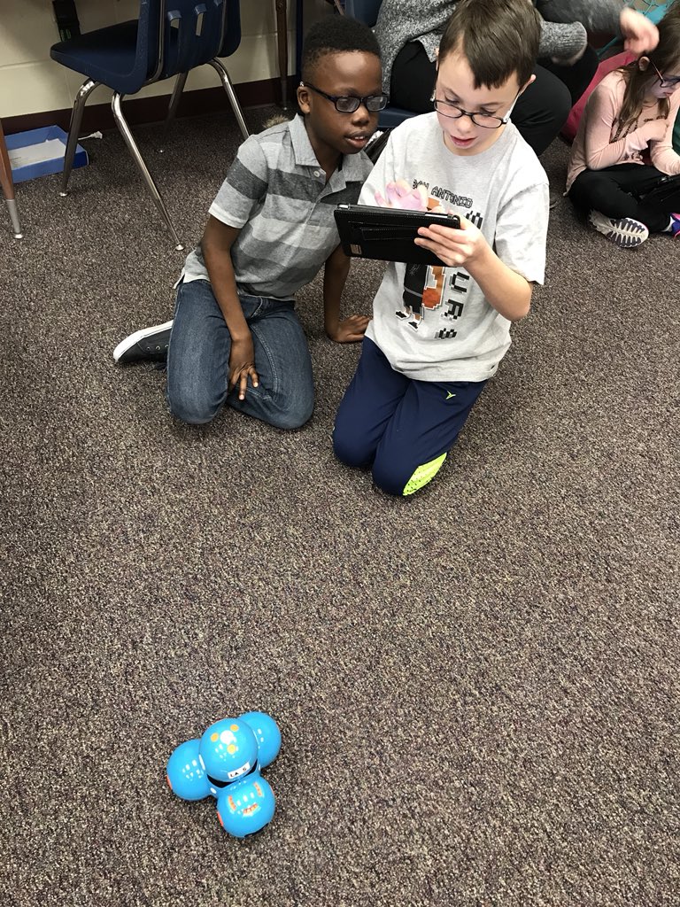 LABridgeford3's tweet photo. Dash robots @bmhanson7 #gfpsla #teamwork https://t.co/ZJhUWtZNYt